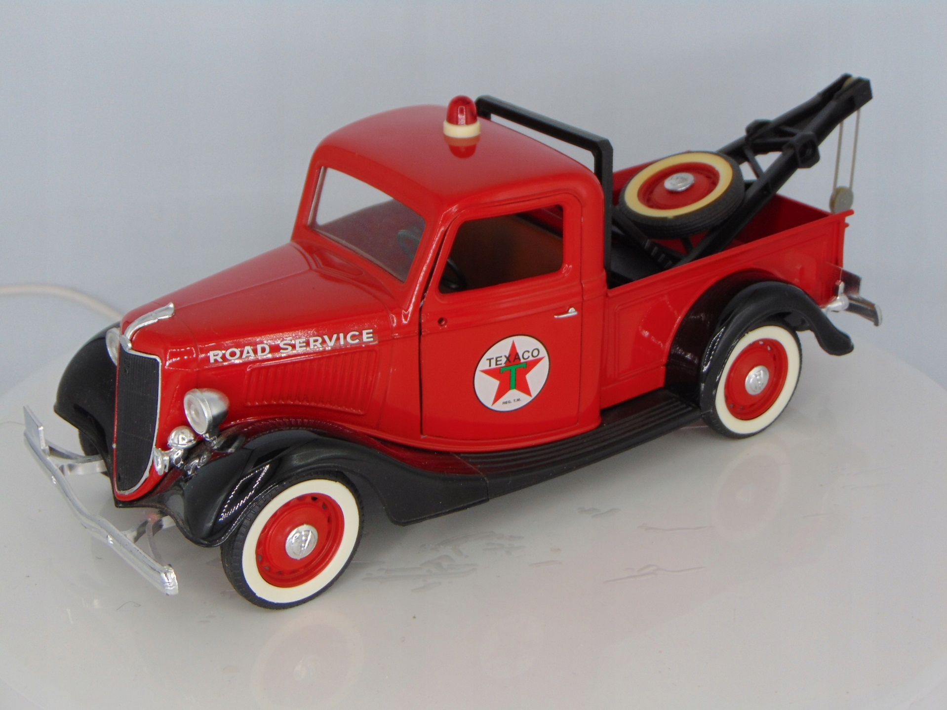 SOLIDO 1936 FORD V8 TEXACO AUTOSERVISNÝ ŤAHÁK 1:18 FRANCÚZSKO